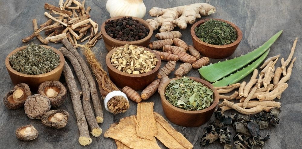 علاج تساقط الشعر للنساء بالأعشاب